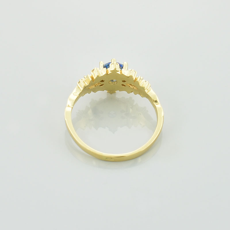 Złoty pierścionek z moissanitami w kolorze niebieskim i białym.