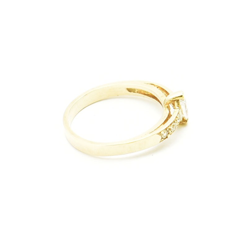 Złoty pierścionek z rozciętą szyną