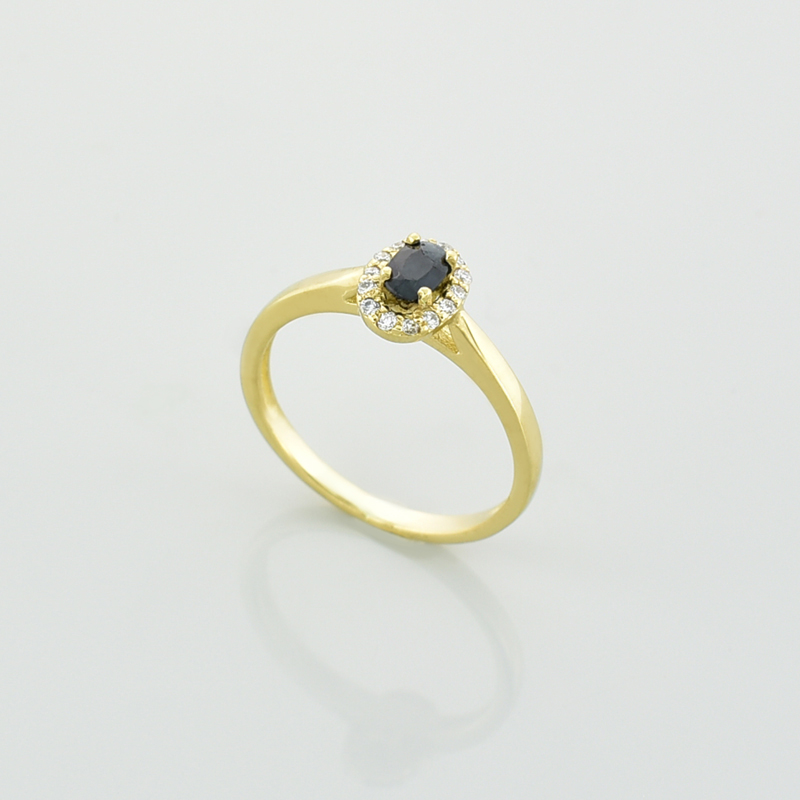 Złoty pierścionek z szafirem w owalnym kształcie i diamentami w żółtym złocie próby 333.