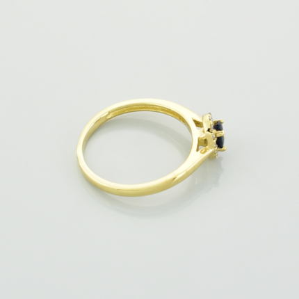 Złoty pierścionek z owalnym szafirem i diamentami