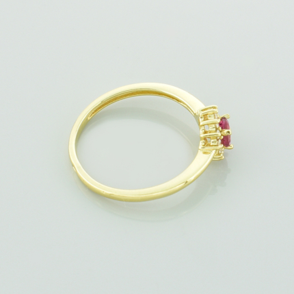 Złoty pierścionek z różowym turmalinem i brylantami
