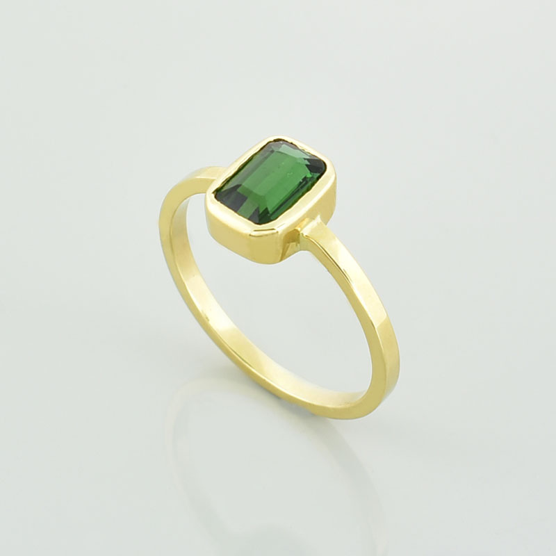 Złoty pierścionek z turmalinem zielonym w szlifie szmaragdowym.