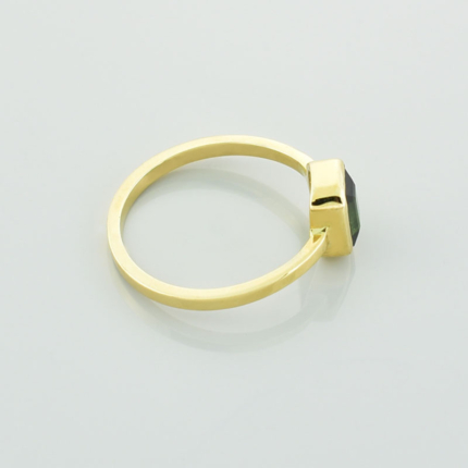 Złoty pierścionek z turmalinem w szlifie szmaragdowym
