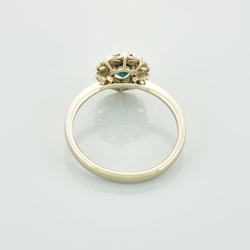 Złoty pierścionek z tanzanitem i brylantami w bia łym złocie próby 585.