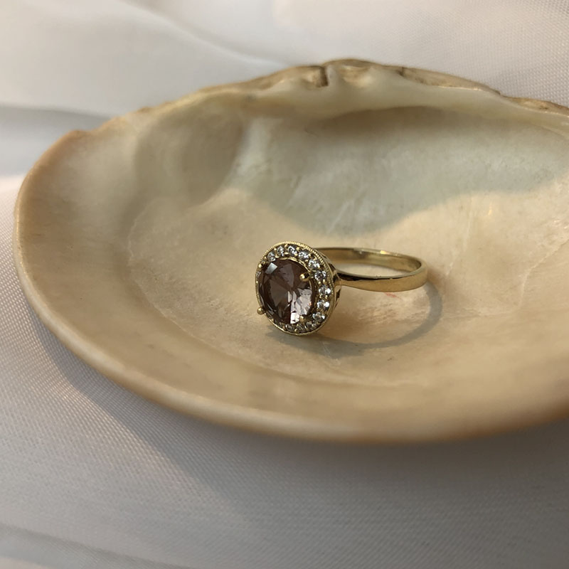 Złoty pierścionek z zultanitem - zultanite w złocie - w świetle naturalnym.