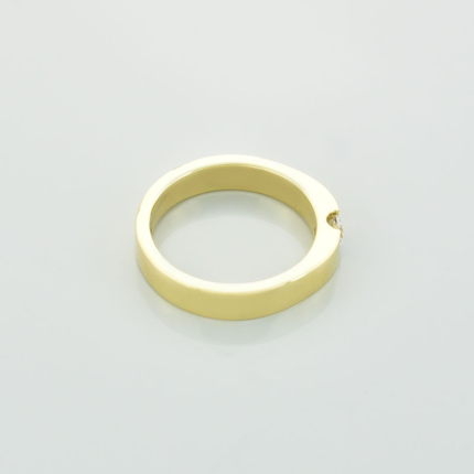 Złoty szeroki pierścionek z brylantem lub cyrkonią